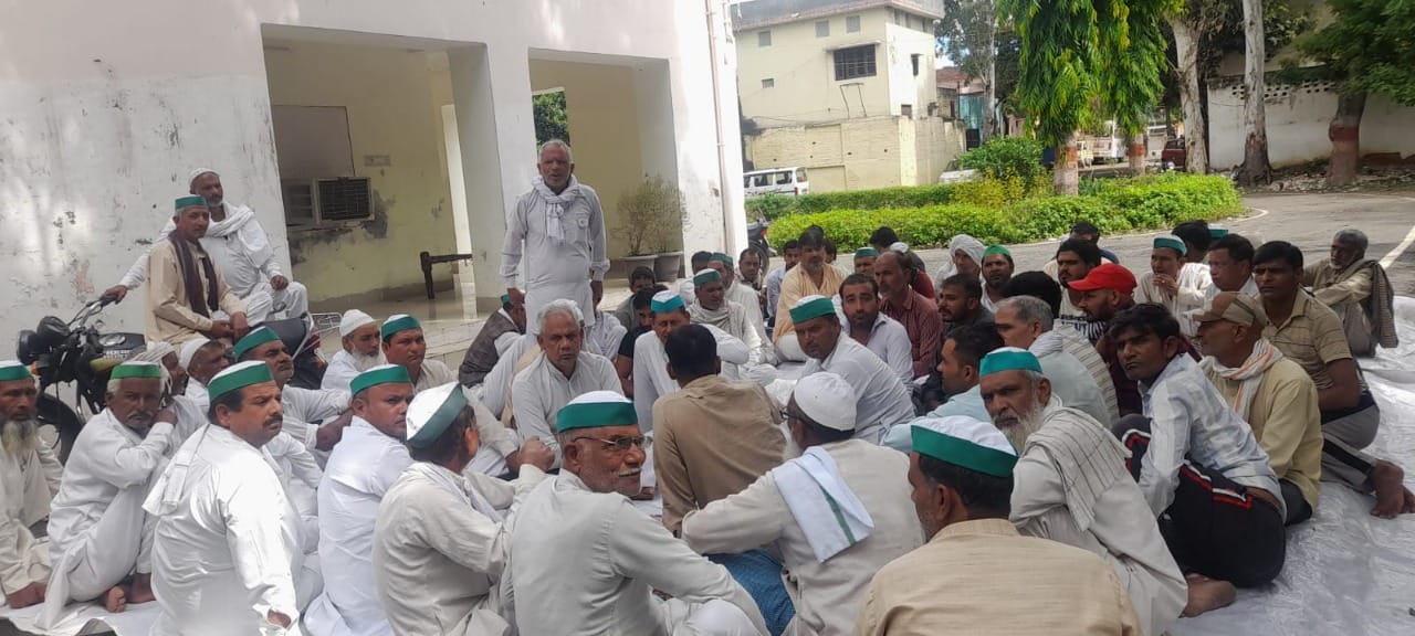गंगोह में भाकियू की बैठक में भाग लेते किसान गंगोह में भाकियू की बैठक में भाग लेते किसान