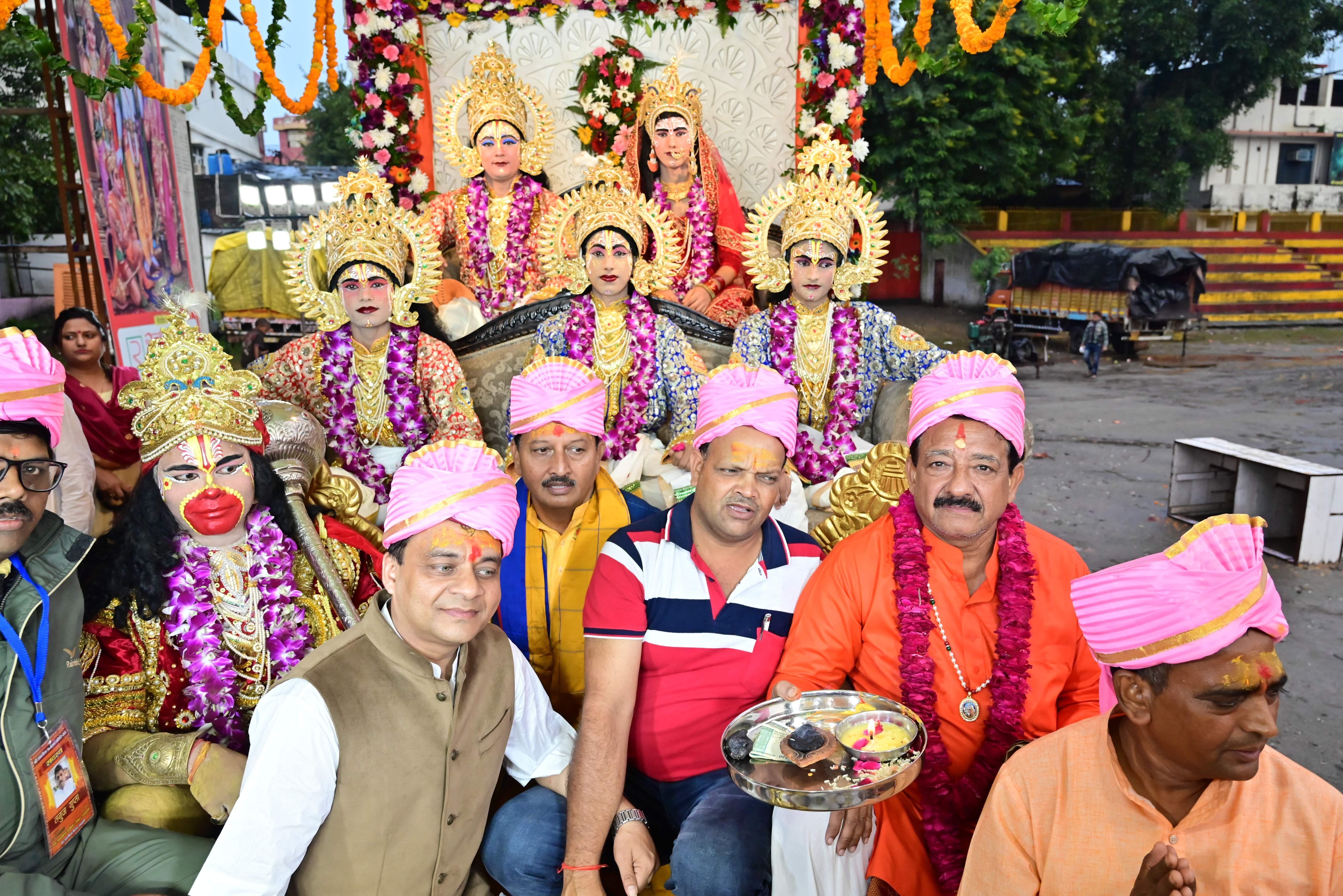 हल्द्वानी में निकली श्रीराम राज्यभिषेक की राजगद्दी में विराजमान भगवान राम, सीता, लक्ष्मण, भरत, ? हल्द्वानी में निकली श्रीराम राज्यभिषेक की राजगद्दी में विराजमान भगवान राम, सीता, लक्ष्मण, भरत, ?
