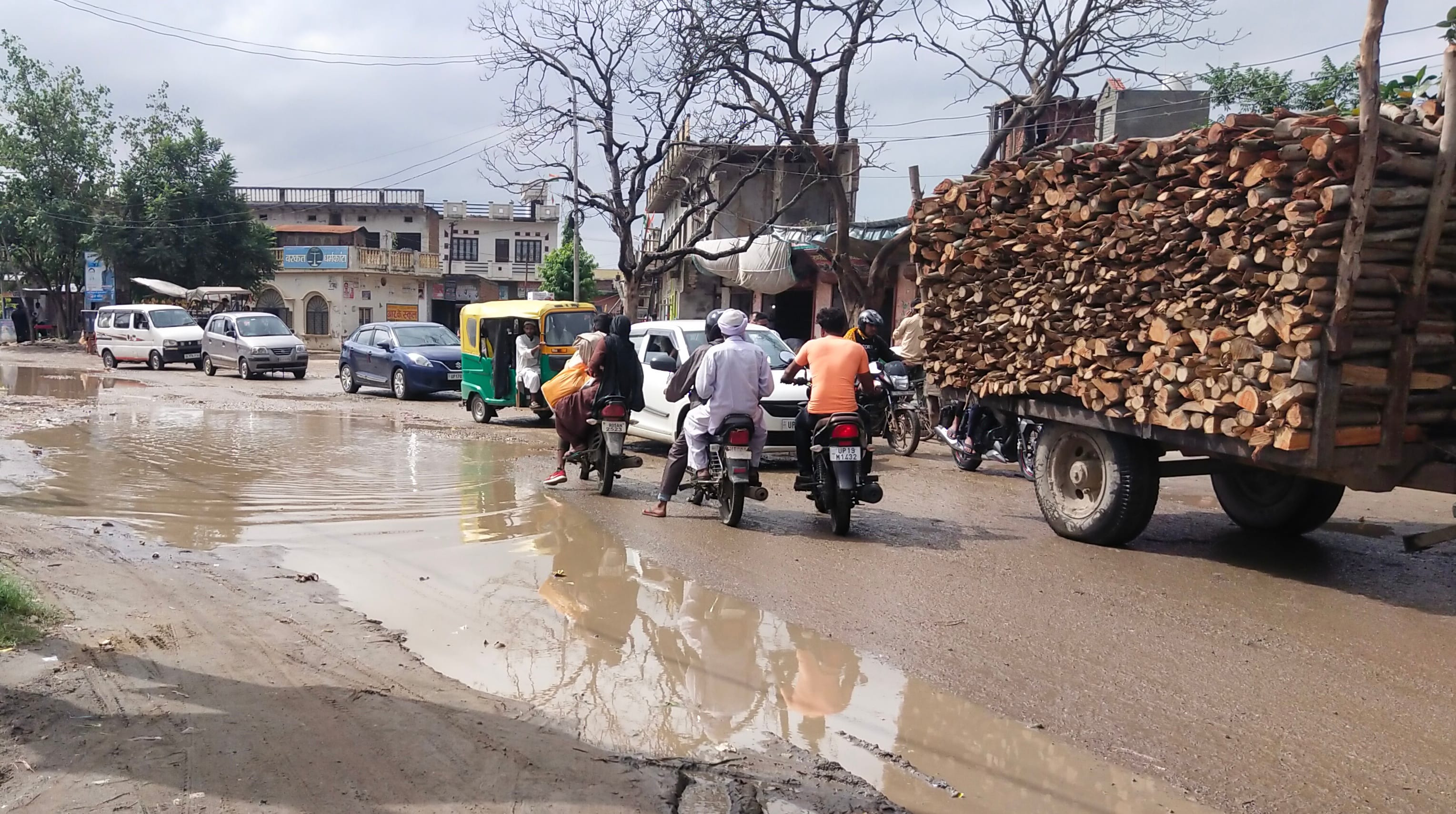 झिंझाना कस्बे में मुख्य मार्ग पर भरे पानी से गुजरते वाहन। झिंझाना कस्बे में मुख्य मार्ग पर भरे पानी से गुजरते वाहन।