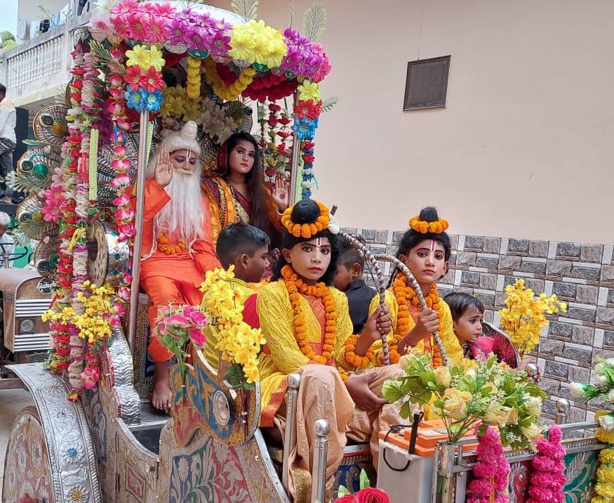 झिंझाना  में  महर्षि वाल्मीकि जयंती पर शोभयात्रा में  सजी झांकी।