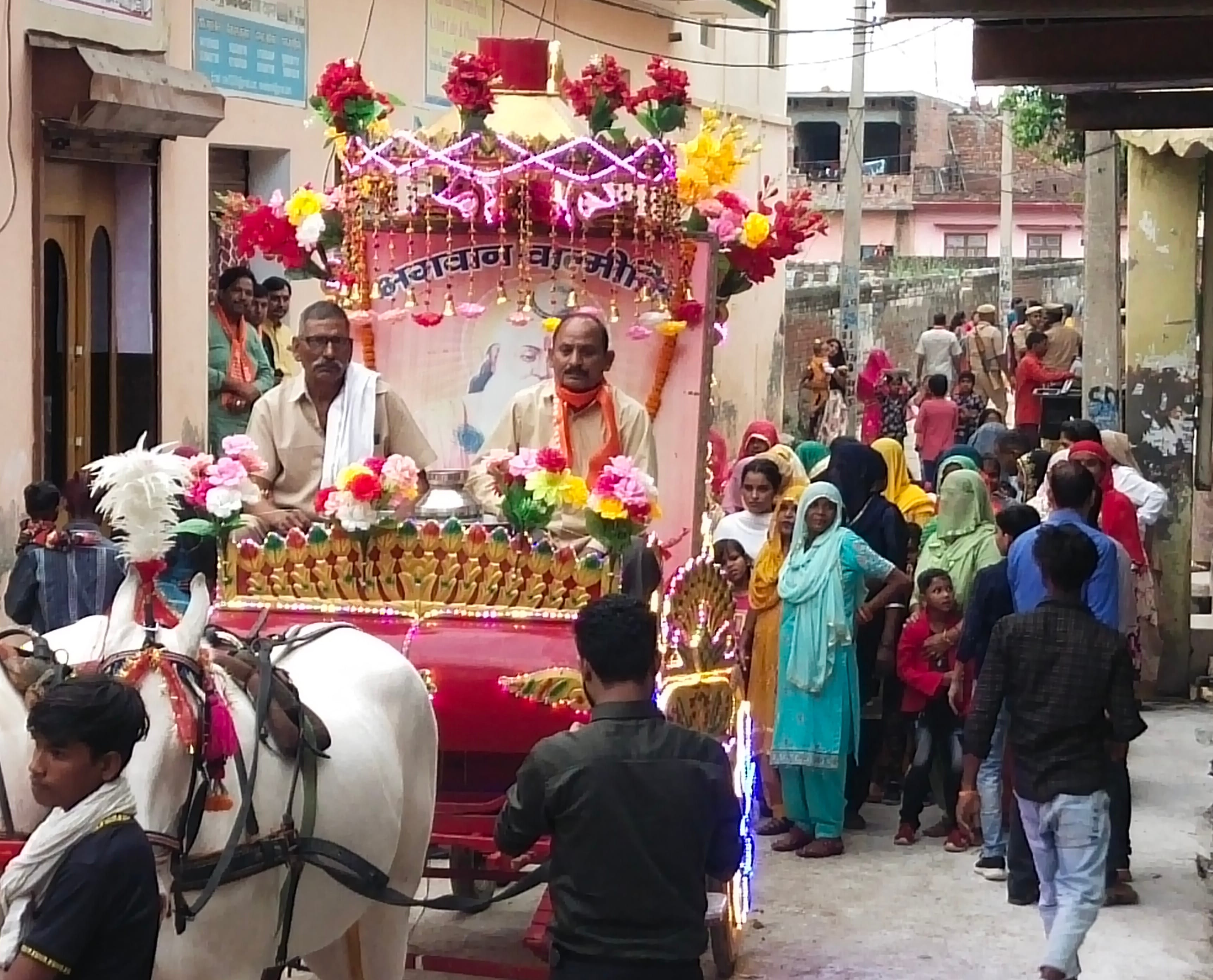 झिंझाना  में  महर्षि वाल्मीकि जयंती पर शोभयात्रा में सजी झांकी।