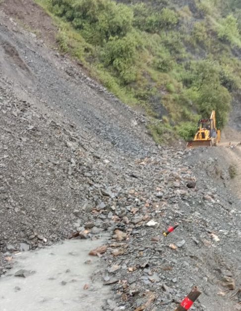 कफलीखान-भनोली-सिमल स्टेट हाईवे से मलबा हटाती जेसीबी। संवाद कफलीखान-भनोली-सिमल स्टेट हाईवे से मलबा हटाती जेसीबी। संवाद