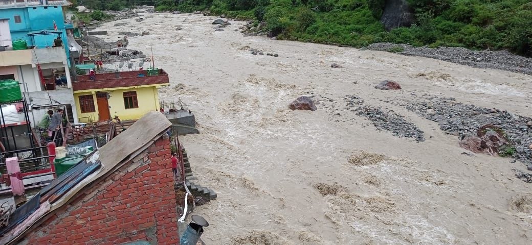 खैरना में शिप्रा नदी का जलस्तर बढ़ने से पानी आबादी की ओर आ गया। संवाद खैरना में शिप्रा नदी का जलस्तर बढ़ने से पानी आबादी की ओर आ गया। संवाद