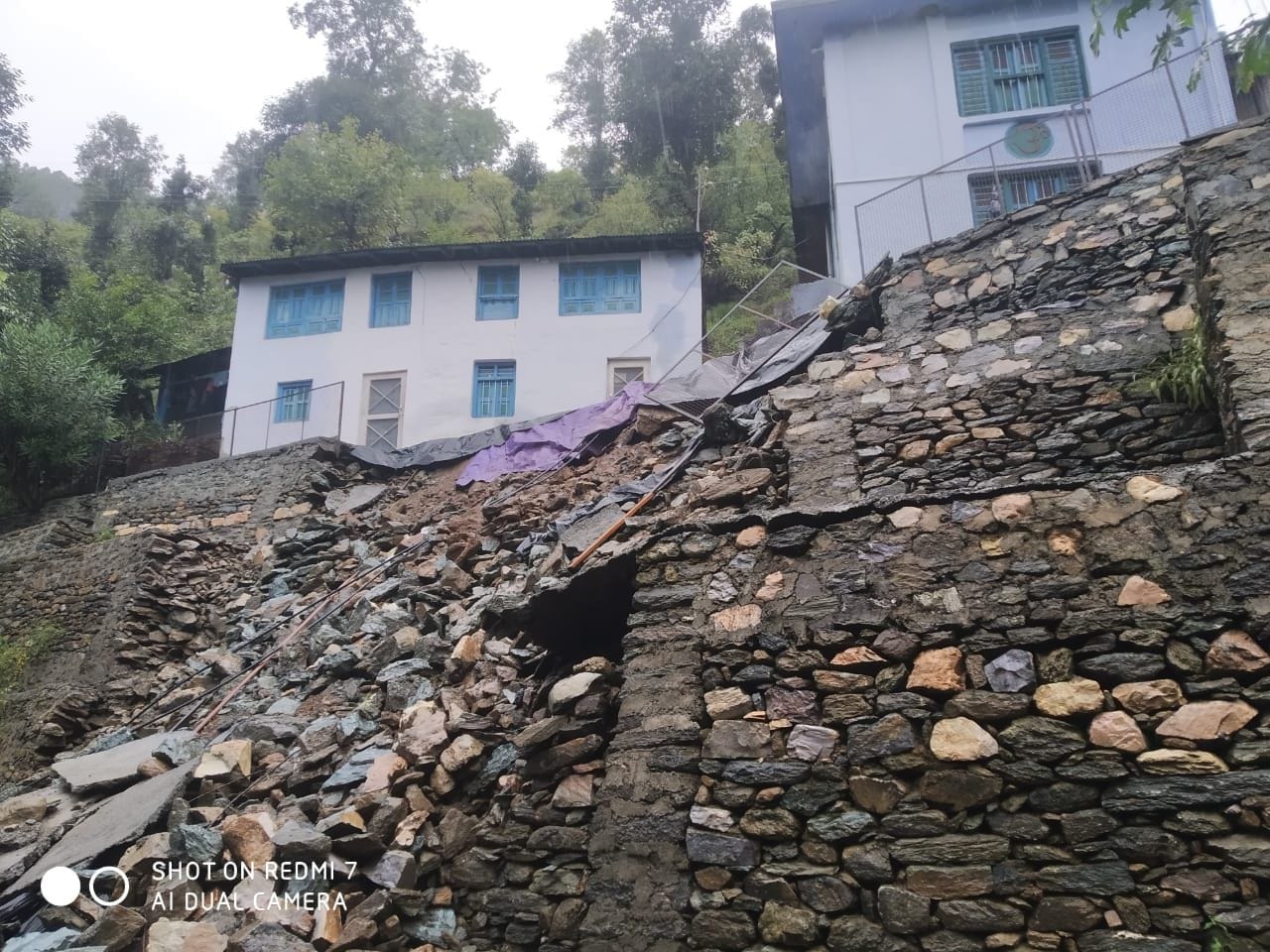 रामगढ़ के झूतिया में ललित मोहन के घर की सुरक्षा दीवार टूटने से मकान को खतरा बना हुआ है। संवाद रामगढ़ के झूतिया में ललित मोहन के घर की सुरक्षा दीवार टूटने से मकान को खतरा बना हुआ है। संवाद