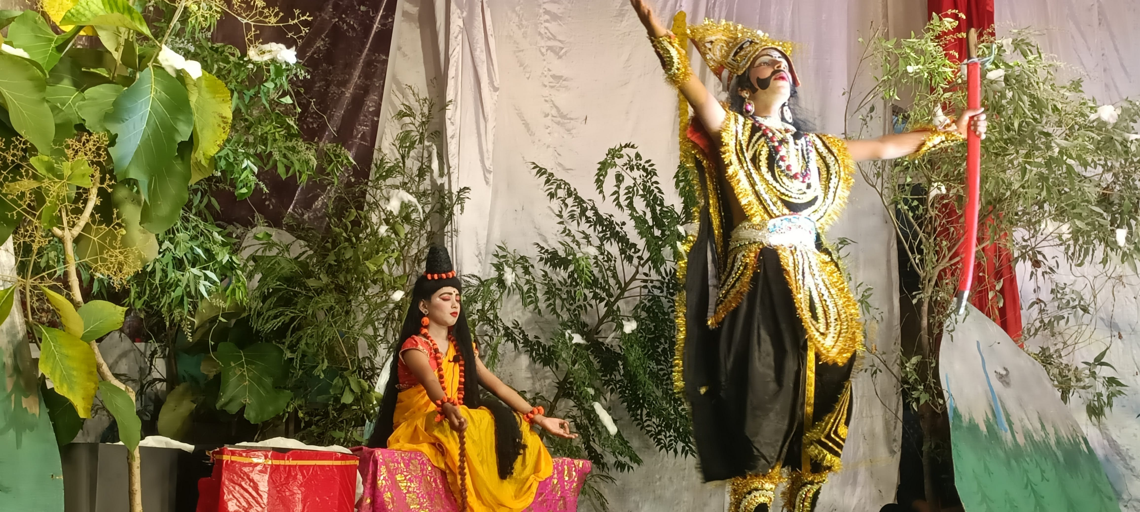 रियासी में शुरू हुई रामलीला प्रतियोगिता में वेदमती-रावण संवाद का मंचन करते हुए विजयपुर के बच्चे?