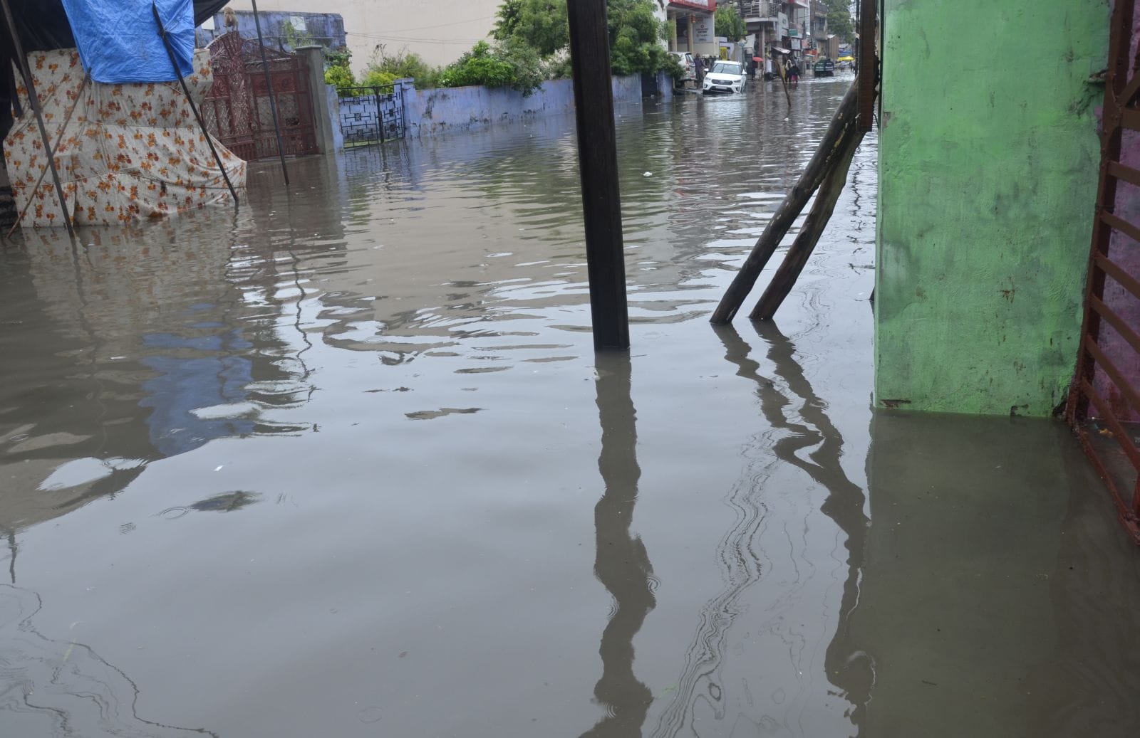 सकरी क्लीनिक के सामने भरा पानी संवाद सकरी क्लीनिक के सामने भरा पानी संवाद