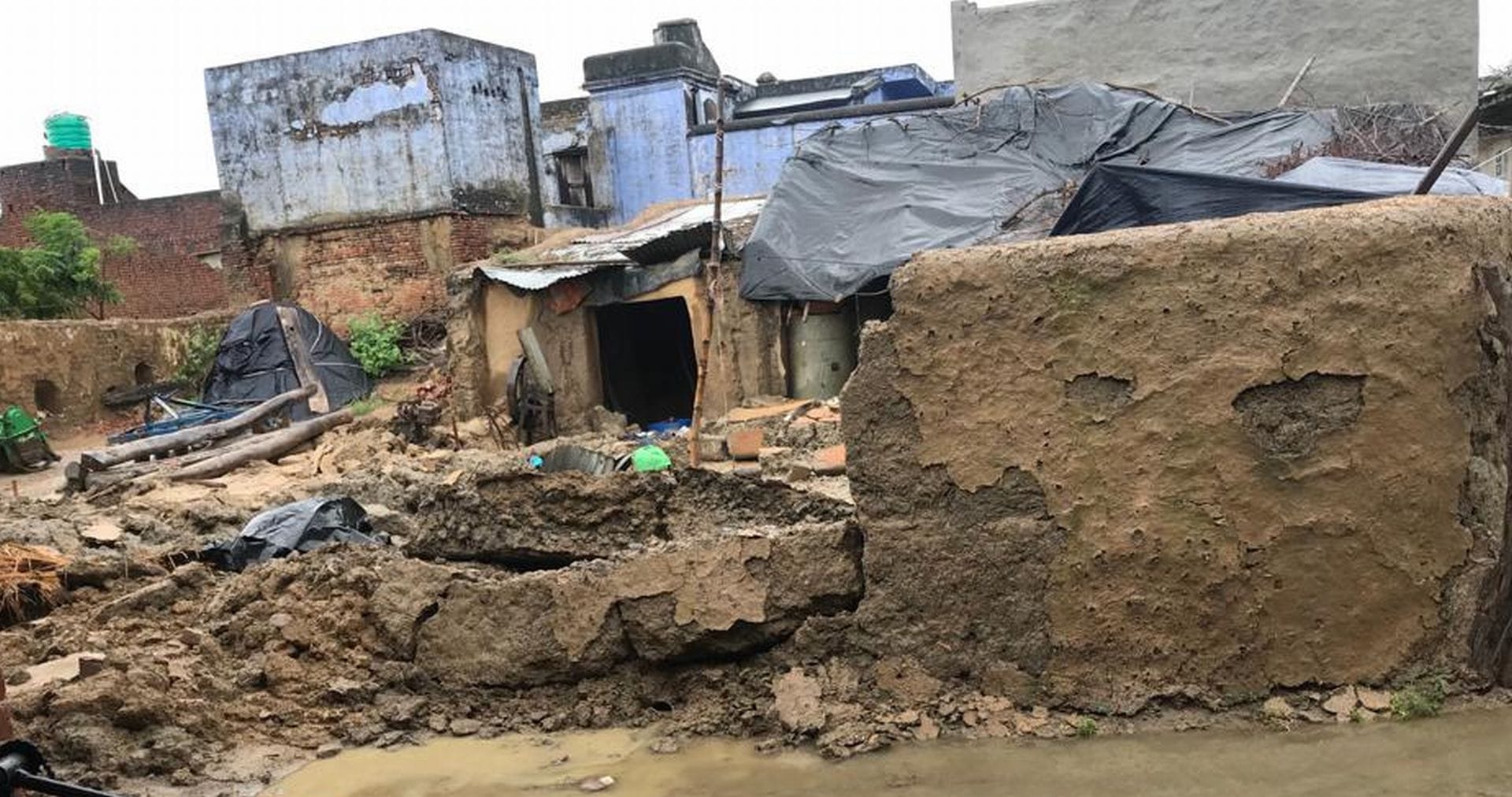 सालारपुर ब्लॉक के बरातेगदार गांव में गिरा मकान। संवाद सालारपुर ब्लॉक के बरातेगदार गांव में गिरा मकान। संवाद