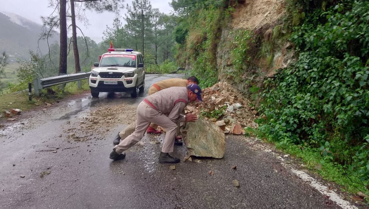 सोमेश्वर-कौसानी रोड से मलबा और पत्थर हटाते पुलिस कर्मी। संवाद सोमेश्वर-कौसानी रोड से मलबा और पत्थर हटाते पुलिस कर्मी। संवाद