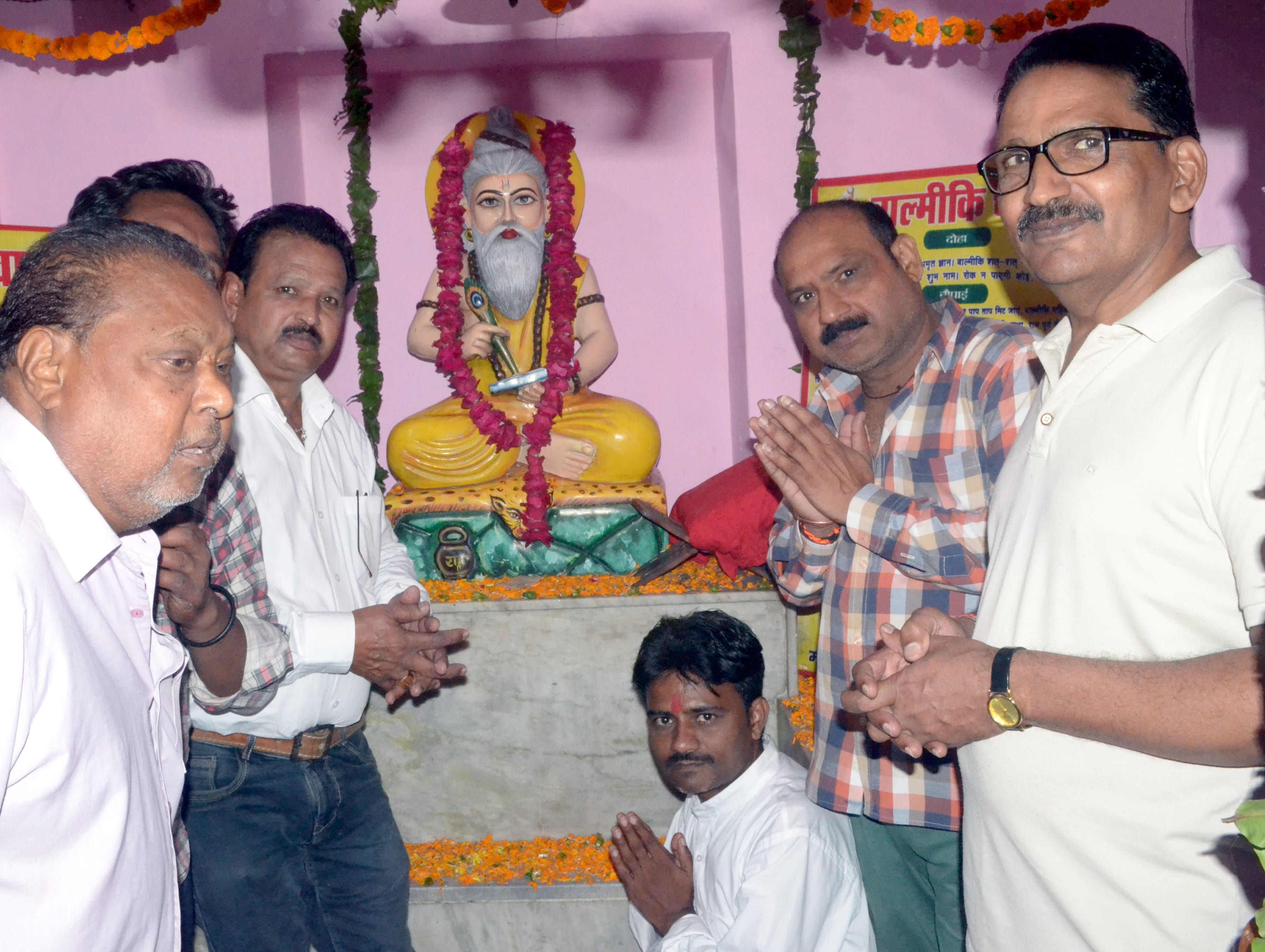 शामली के मोहल्ला बड़ी आल में महर्षि वाल्मीकि की प्रतिमा पर पुष्पअर्पित करते श्रद्धालु। शामली के मोहल्ला बड़ी आल में महर्षि वाल्मीकि की प्रतिमा पर पुष्पअर्पित करते श्रद्धालु।