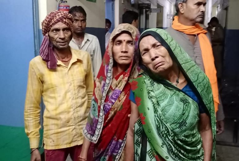 उन्नावः सिलिंडर फटने से गजराज की मौत पर बिलखती मां रामदेई व पत्नी मीनू। संवाद