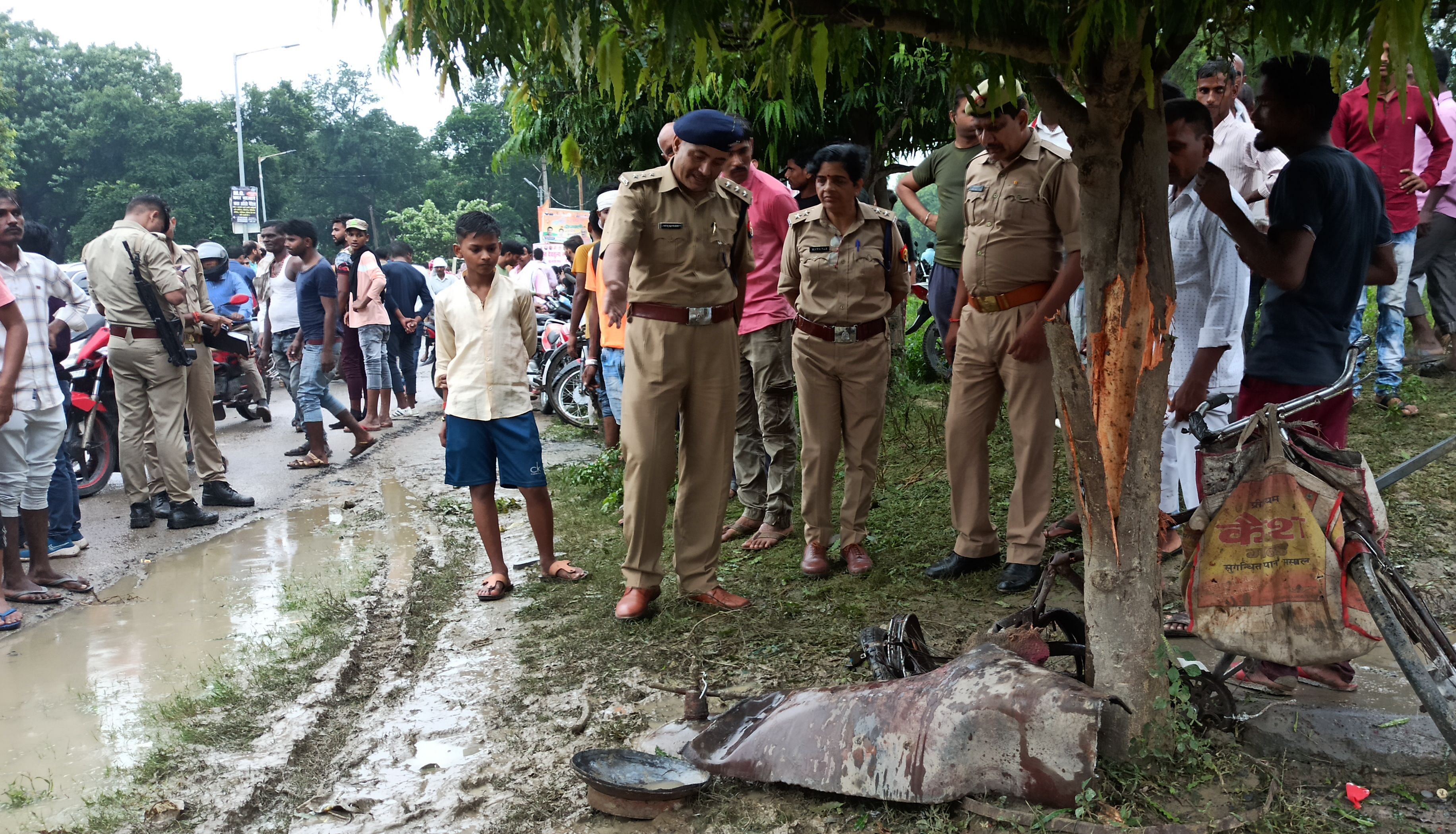 उन्नावः ऊगू के रामलीला मैदान में फटे सिलिंडर की जांच करते सीओ माया राय व सीएफओ रमेश कुमार तिवारी।