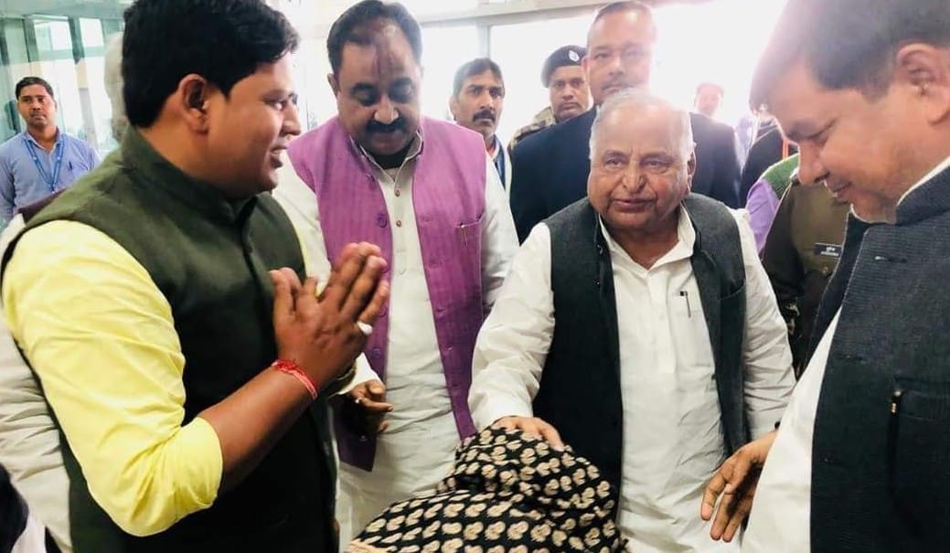 2005 में स्व केपी यादव गांव उतरगांवा में एक शादी में शिरकत करने पहुंचे थे पूर्व मुख्यमंत्री मुलायम ? 2005 में स्व केपी यादव गांव उतरगांवा में एक शादी में शिरकत करने पहुंचे थे पूर्व मुख्यमंत्री मुलायम ?