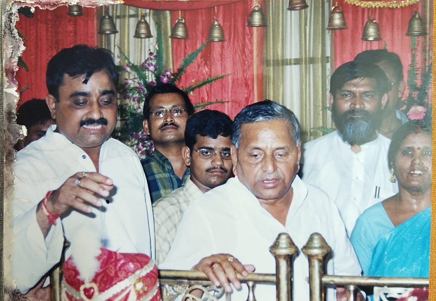 2005 में स्व केपी यादव गांव उतरगांवा में एक शादी में शिरकत करने पहुंचे थे पूर्व मुख्यमंत्री मुलायम ? 2005 में स्व केपी यादव गांव उतरगांवा में एक शादी में शिरकत करने पहुंचे थे पूर्व मुख्यमंत्री मुलायम ?