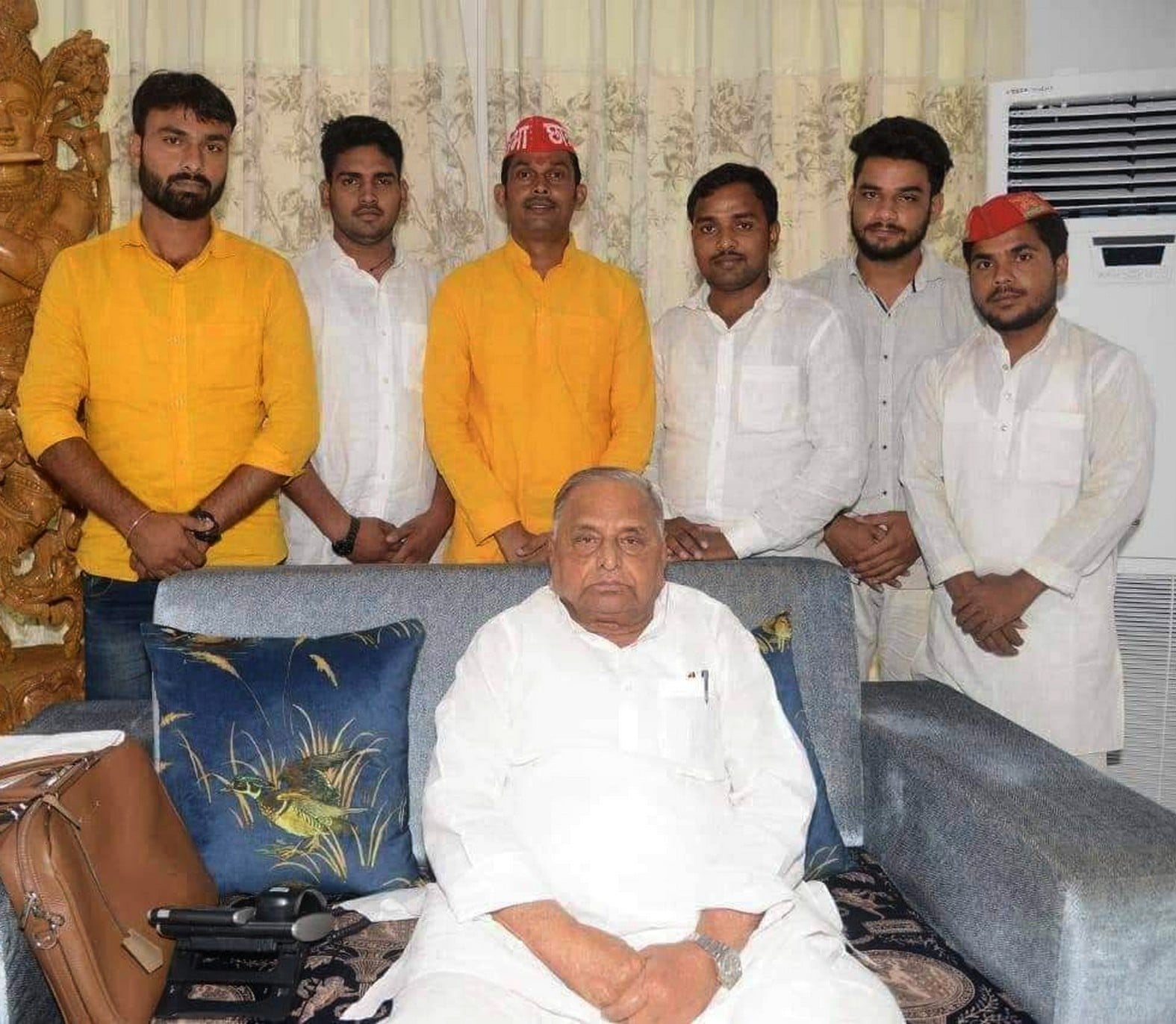 2019 में लखनऊ में सपा संरक्षक मुलायम सिंह यादव से आशीर्वाद लेते छात्र सभा के जिलाध्यक्ष यादवेश यादव 2019 में लखनऊ में सपा संरक्षक मुलायम सिंह यादव से आशीर्वाद लेते छात्र सभा के जिलाध्यक्ष यादवेश यादव