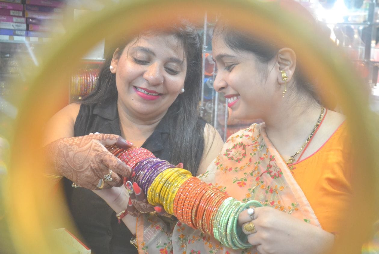 अरे ये वाली सुंदर है--बृहस्पतिवार को जंहा सुहागिनों के लिये करवाचौथ का त्यौहार है। जिसको लेकर शहर अरे ये वाली सुंदर है--बृहस्पतिवार को जंहा सुहागिनों के लिये करवाचौथ का त्यौहार है। जिसको लेकर शहर