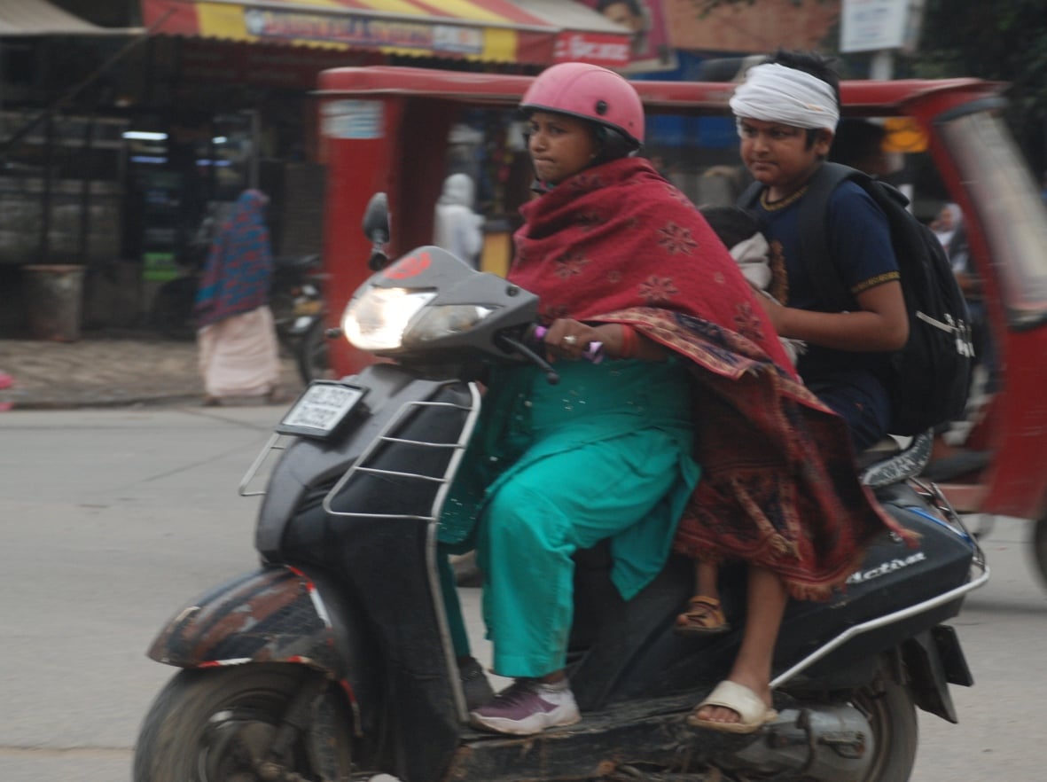 बागपत में बारिश के दौरान सर्द हवा चलने के कारण शॉल ओढकर स्कूटी चलाती महिला बागपत में बारिश के दौरान सर्द हवा चलने के कारण शॉल ओढकर स्कूटी चलाती महिला