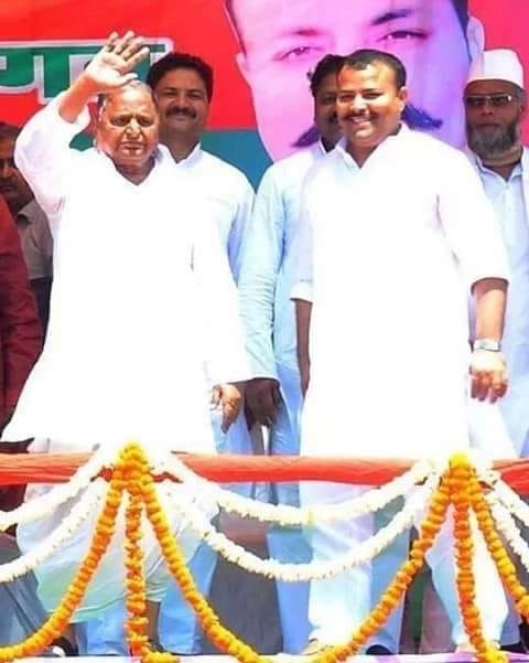 बिजनौर में 2014 में प्रदर्शनी मैदान में चुनावी जनसभा में भीड़ का अभिवादन करते मुलायम सिंह यादव। (फा? बिजनौर में 2014 में प्रदर्शनी मैदान में चुनावी जनसभा में भीड़ का अभिवादन करते मुलायम सिंह यादव। (फा?