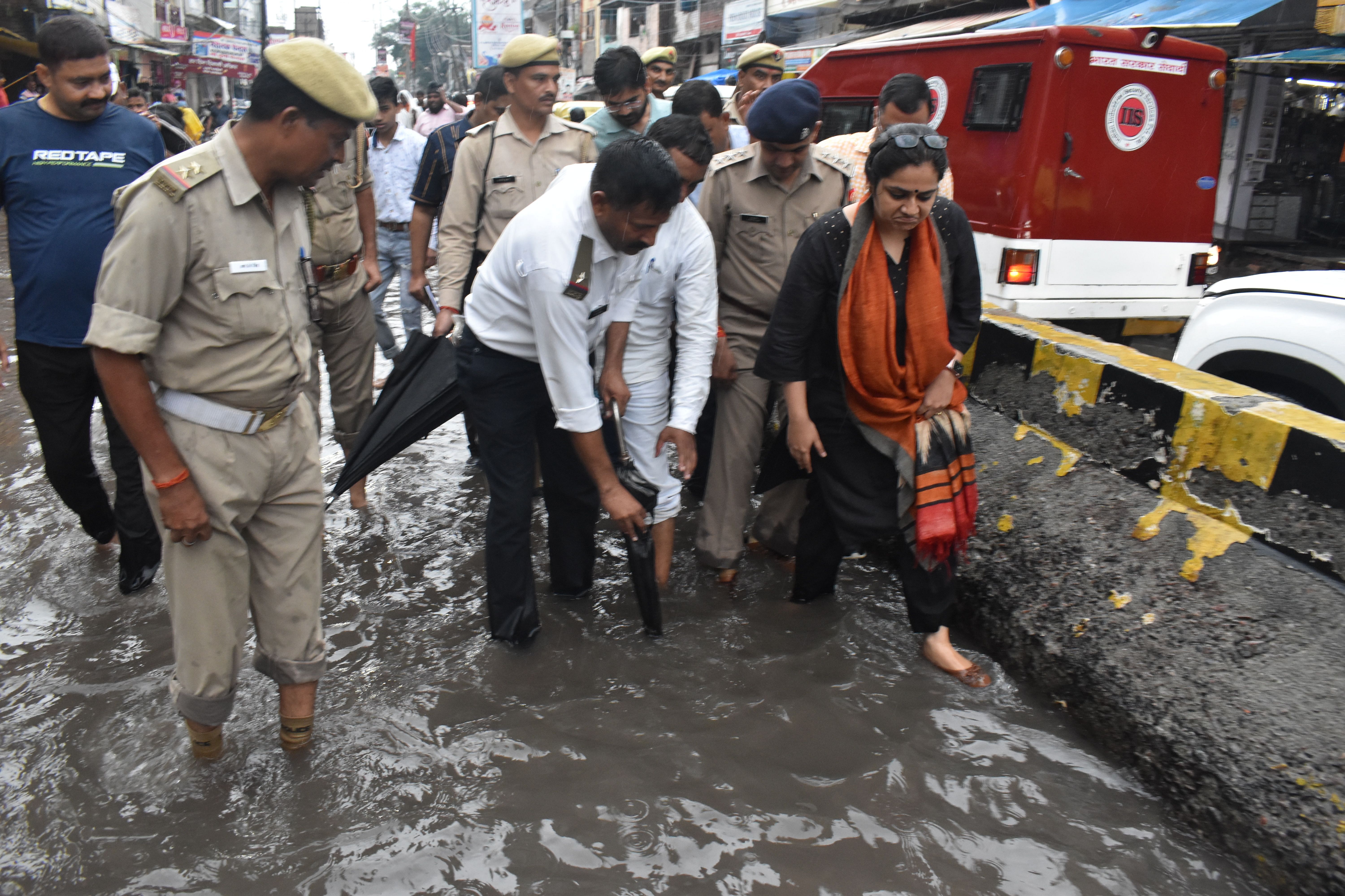 बारिश के दौरान मुख्य मार्ग पर जलभराव व गड्ढों का निरीक्षण करतीं डीएम अपूर्वा दुबे। संवाद