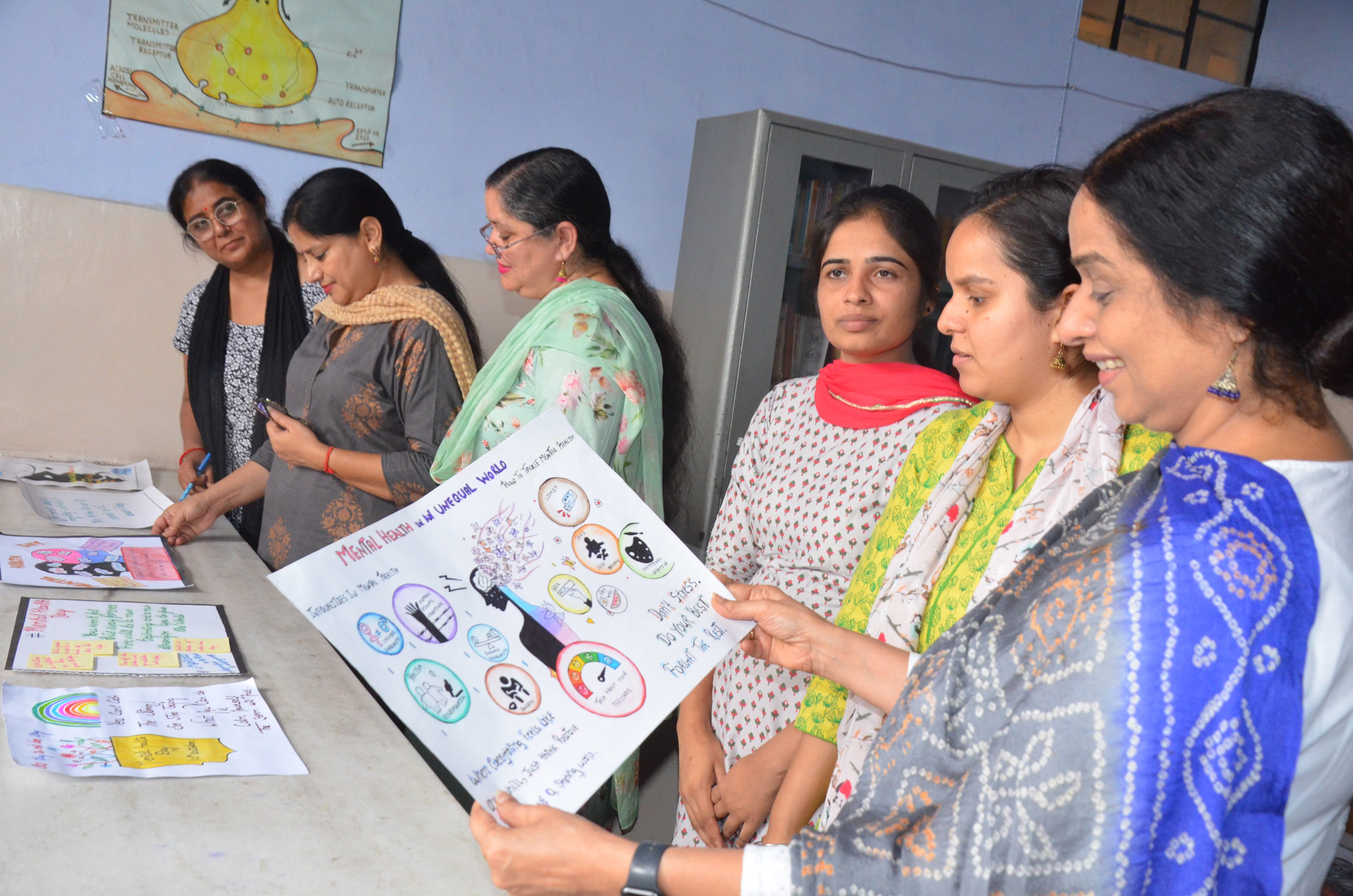 डीएवी गर्ल्स कॉलेज में प्रतिभागियों के लिखे स्लोगन का अवलोकन करता स्टाफ। डीएवी गर्ल्स कॉलेज में प्रतिभागियों के लिखे स्लोगन का अवलोकन करता स्टाफ।