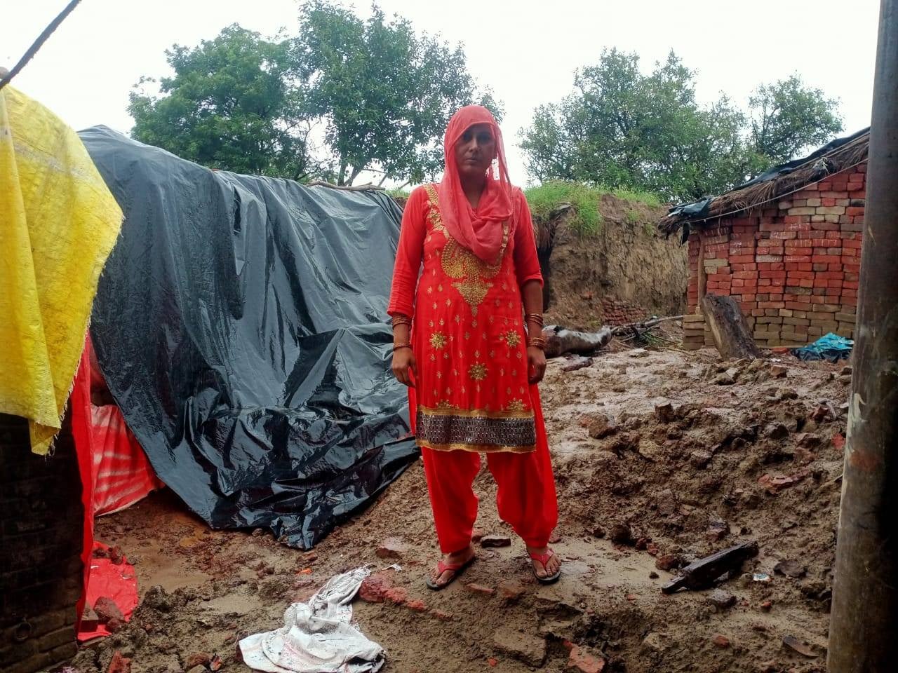 फोटो-10एयूआरपी-11- गृहस्थी बर्बाद होने के बाद जानकारी देती जाना कस्बे की रेहाना बेगम। संवाद फोटो-10एयूआरपी-11- गृहस्थी बर्बाद होने के बाद जानकारी देती जाना कस्बे की रेहाना बेगम। संवाद
