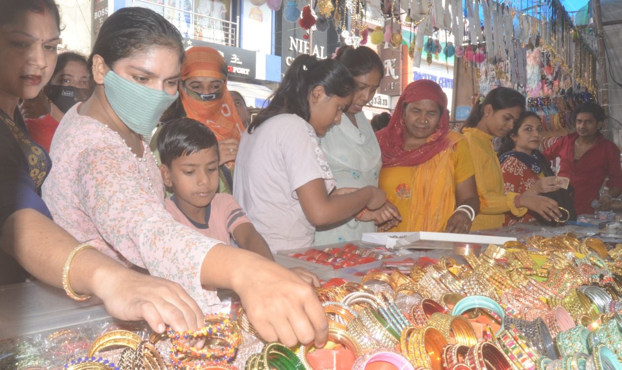 गोल मार्केट में खरीददारी करती सुहागिने। संवाद गोल मार्केट में खरीददारी करती सुहागिने। संवाद
