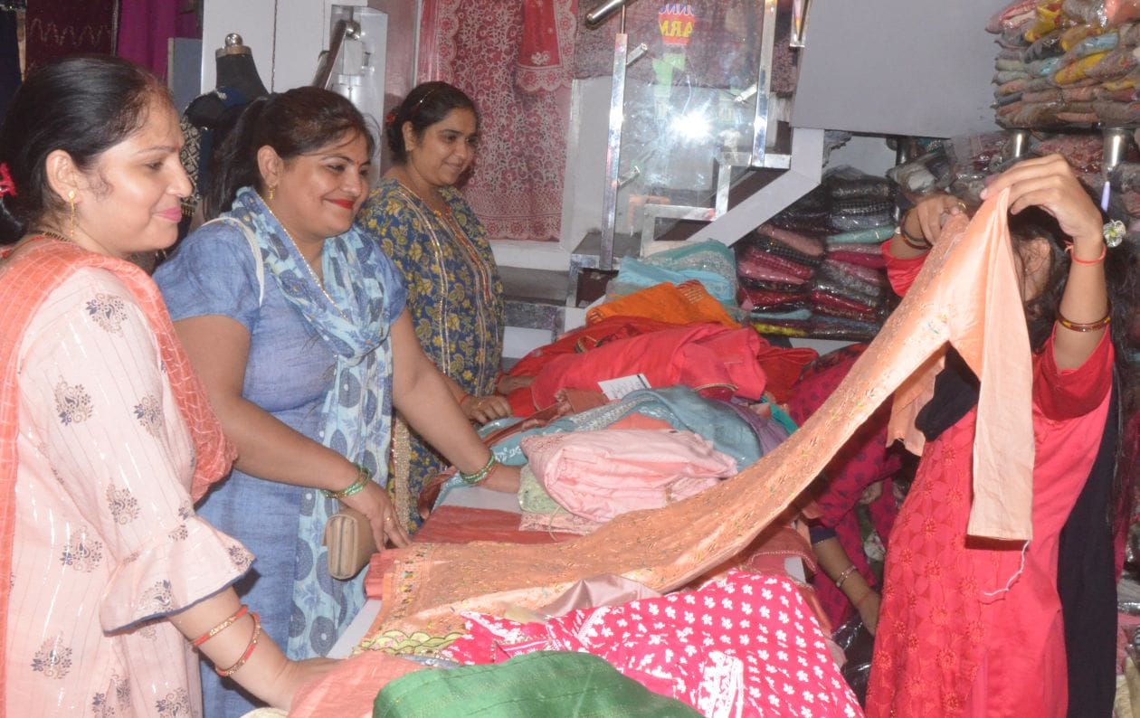 गोल मार्केट में सूट की खरीददारी करती सुहागिने। संवाद गोल मार्केट में सूट की खरीददारी करती सुहागिने। संवाद