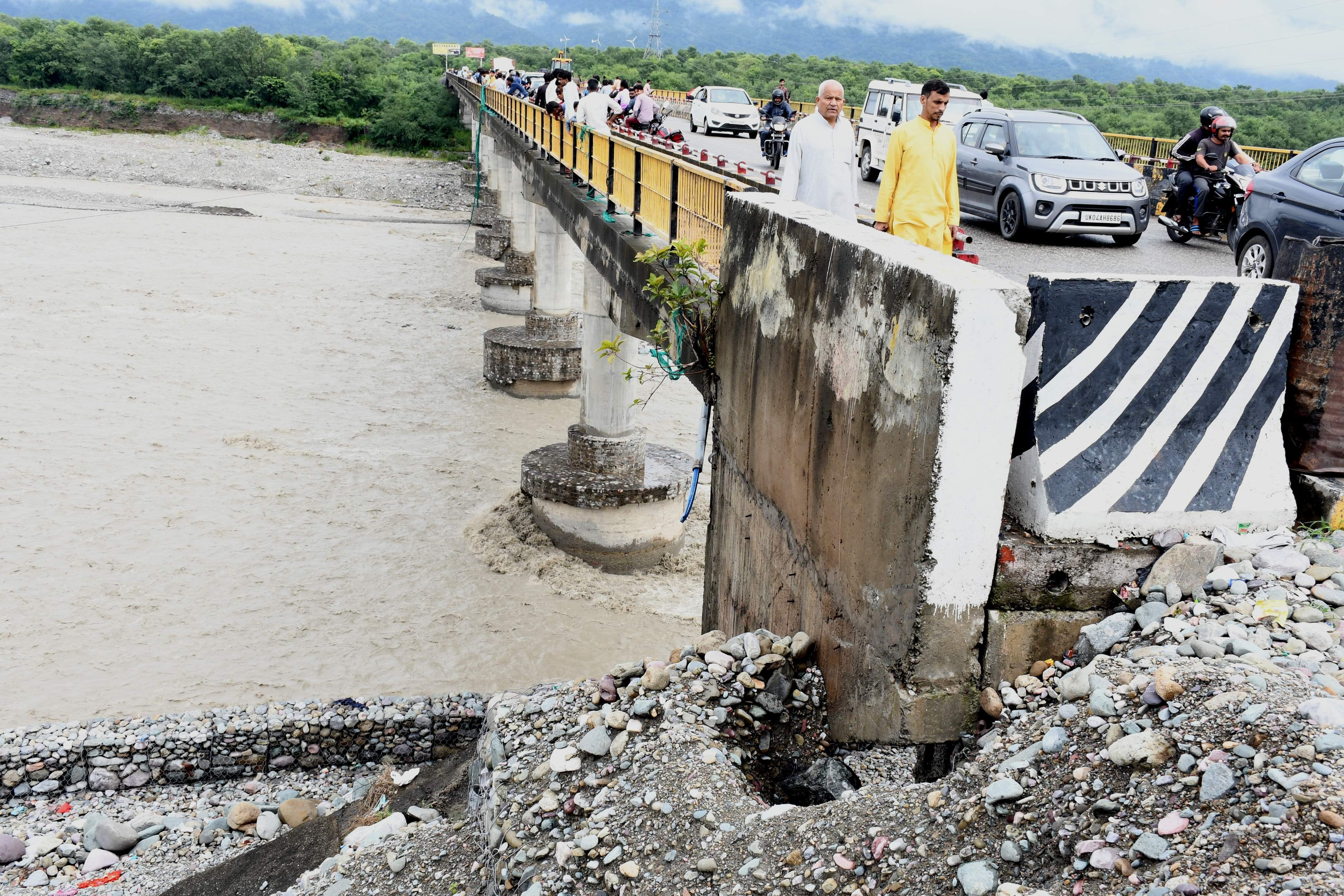 हल्द्वानी में लगातार हो रही बरसात के चलते एप्रोच रोड सरकने के कारण गौला पुल पर भी खतरा बना हुआ है। हल्द्वानी में लगातार हो रही बरसात के चलते एप्रोच रोड सरकने के कारण गौला पुल पर भी खतरा बना हुआ है।