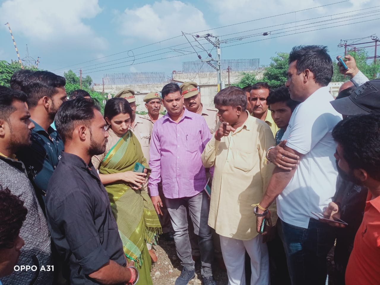 हिंदू संगठन कार्यकर्ताओं को समझाती एसडीएम संगीता राघव हिंदू संगठन कार्यकर्ताओं को समझाती एसडीएम संगीता राघव