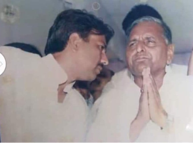 कैराना में 1993 में आयोजित जनसभा के दौरान मुलायम व पूर्व सांसद मुनव्वर हसन आपस में बात करते हुए फाइल कैराना में 1993 में आयोजित जनसभा के दौरान मुलायम व पूर्व सांसद मुनव्वर हसन आपस में बात करते हुए फाइल