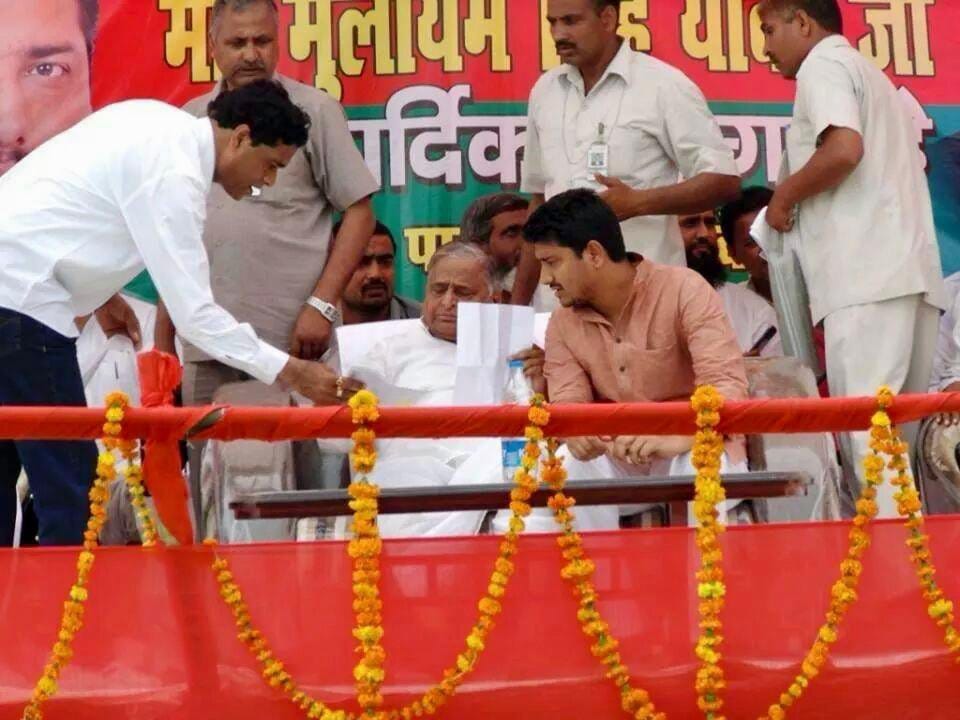 कैराना में 2014 में लोकसभा चुनाव में आयोजित जनसभा के दौरान मंच पर बैठे मुलायम व साथ में विधायक नाहिद कैराना में 2014 में लोकसभा चुनाव में आयोजित जनसभा के दौरान मंच पर बैठे मुलायम व साथ में विधायक नाहिद