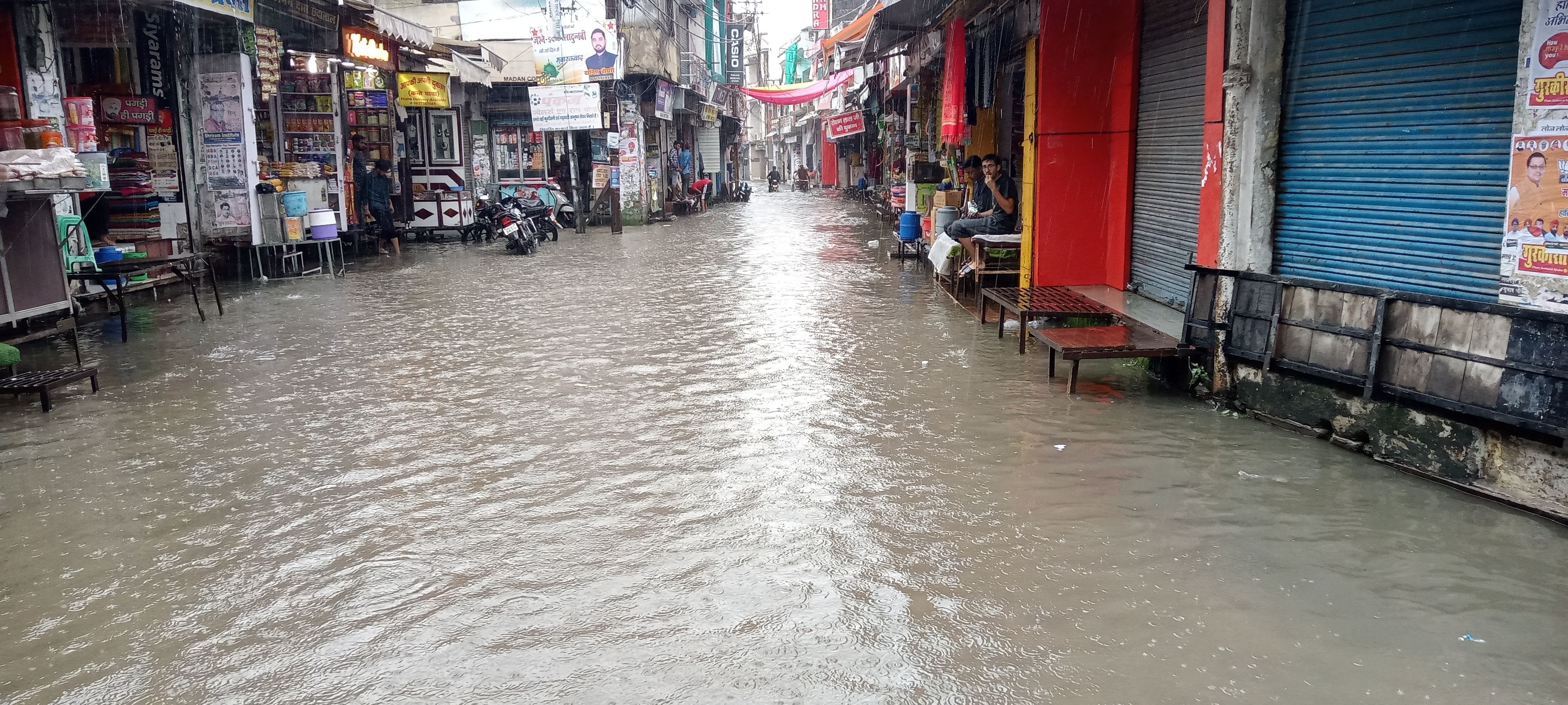 काशीपुर में मुख्य बाजार में सड़क पर भरा पानी। संवाद काशीपुर में मुख्य बाजार में सड़क पर भरा पानी। संवाद