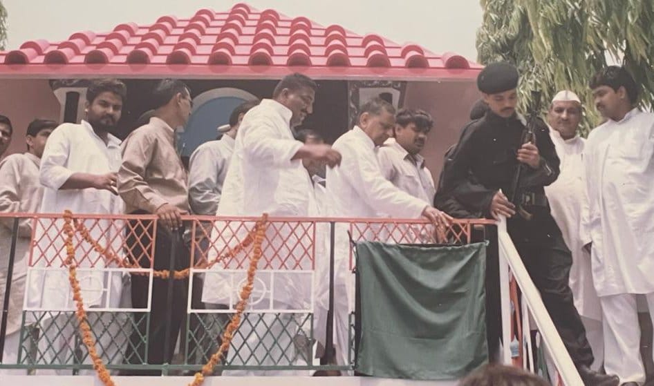 खरड़ किसान इंटर कॉलेज में चौधरी चरण सिंह की मूर्ति का अनवारण कर लौटते पूर्व मुख्यमंत्री मुलायम स? खरड़ किसान इंटर कॉलेज में चौधरी चरण सिंह की मूर्ति का अनवारण कर लौटते पूर्व मुख्यमंत्री मुलायम स?
