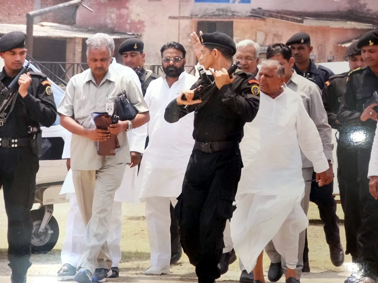 नगीना में आयोजित हुई एक जनसभा में शामिल होने जाते मुलायम सिंह यादव। नगीना में आयोजित हुई एक जनसभा में शामिल होने जाते मुलायम सिंह यादव।