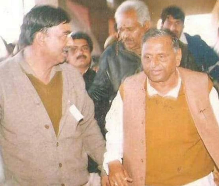 नजीबाबाद में वर्ष 2002 चुनावी सभा में सपा नेता मुनव्वर अली के साथ मुलायम सिंह यादव। नजीबाबाद में वर्ष 2002 चुनावी सभा में सपा नेता मुनव्वर अली के साथ मुलायम सिंह यादव।