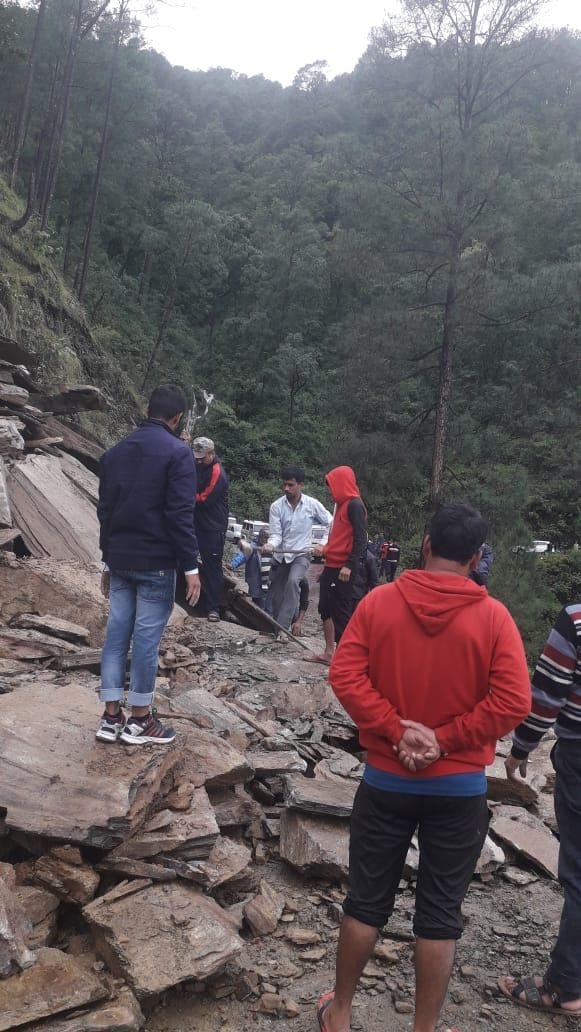 ओखलकांडा के खनस्यू में सड़क से मलबा हटाते लोग। संवाद ओखलकांडा के खनस्यू में सड़क से मलबा हटाते लोग। संवाद
