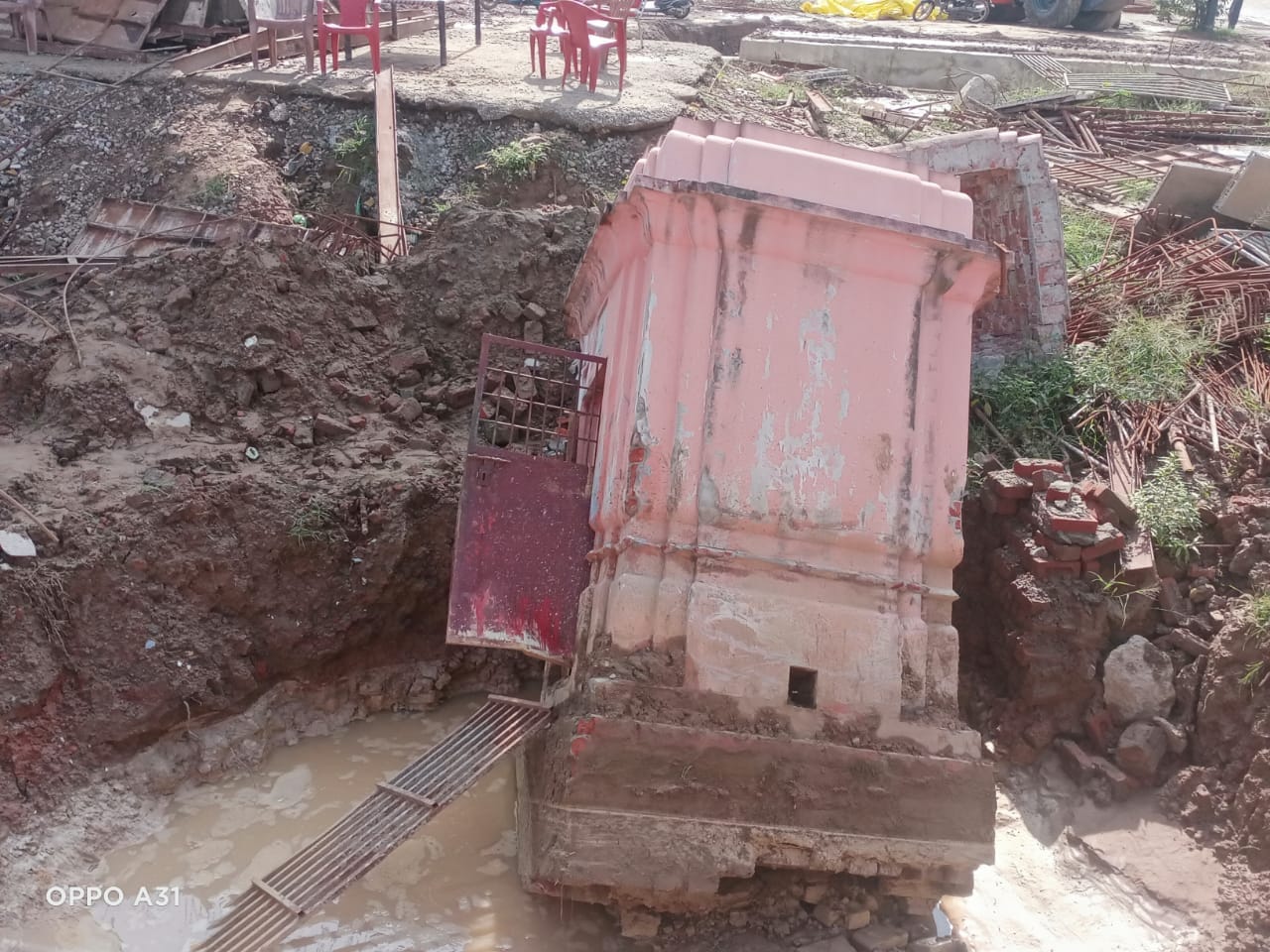 रामपुर मनिहारान में खुदाई के चलते गिरा मंदिर रामपुर मनिहारान में खुदाई के चलते गिरा मंदिर