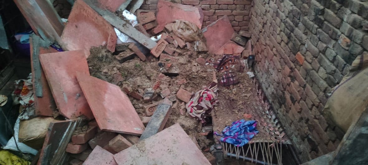 सिंघावली अहीर में बारिश के बाद गिरा घर में खाट पर गिरी मकान की छत सिंघावली अहीर में बारिश के बाद गिरा घर में खाट पर गिरी मकान की छत
