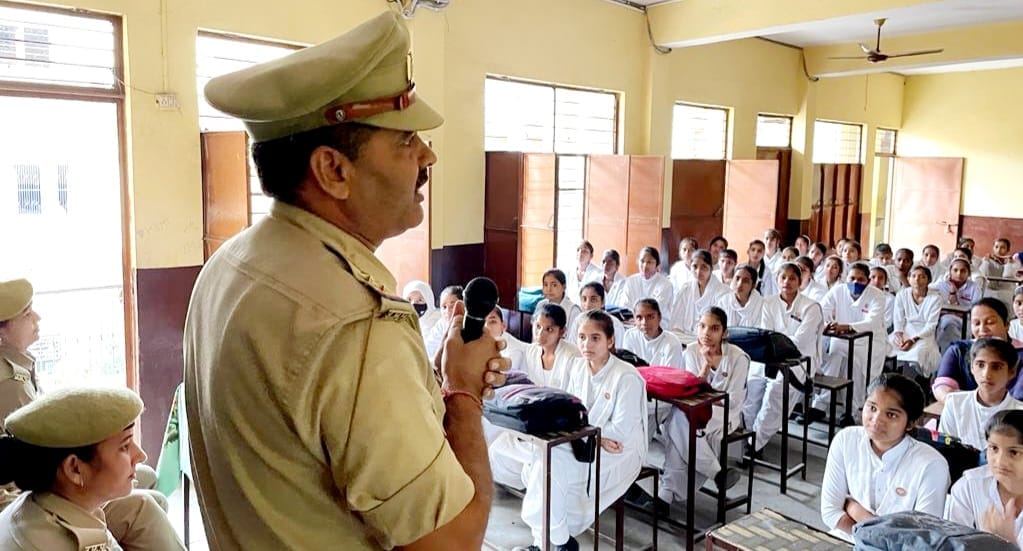 सुलतानपुर में बालिका दिवस पर संबोधित करते एसआई राजकुमार सिंह सुलतानपुर में बालिका दिवस पर संबोधित करते एसआई राजकुमार सिंह
