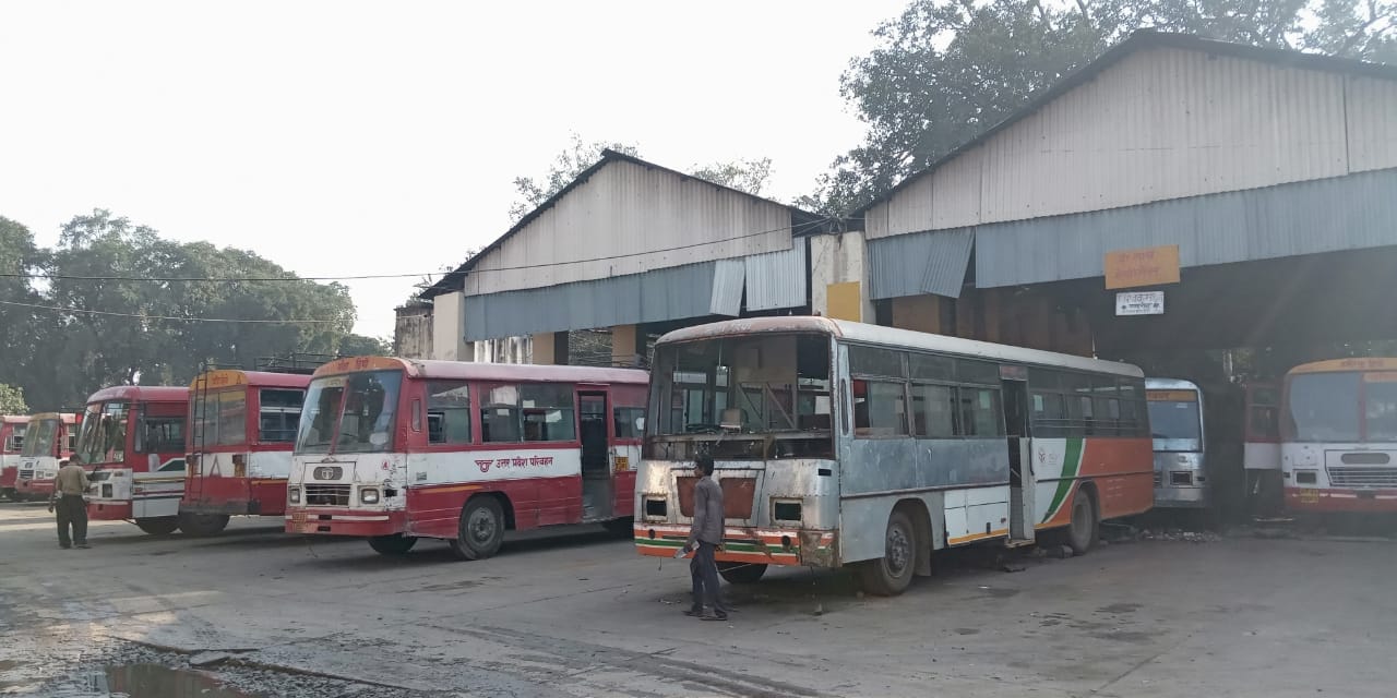 वर्कशाप में मरम्मत के बाद यात्रियों को सफर कराने के लिए तैयार खड़ी बसें। वर्कशाप में मरम्मत के बाद यात्रियों को सफर कराने के लिए तैयार खड़ी बसें।