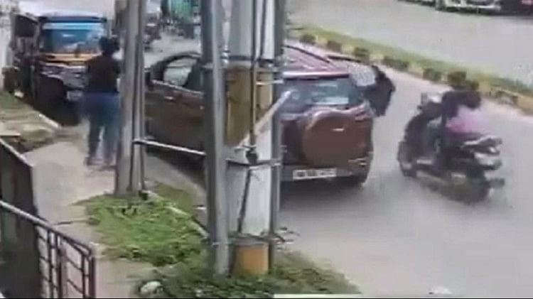 Road Accident: गलती किसी की; हादसे का शिकार हुआ कोई और, महिला के ऊपर चढ़ी कार, देखें हैरान कर देना वाला वीडियो
