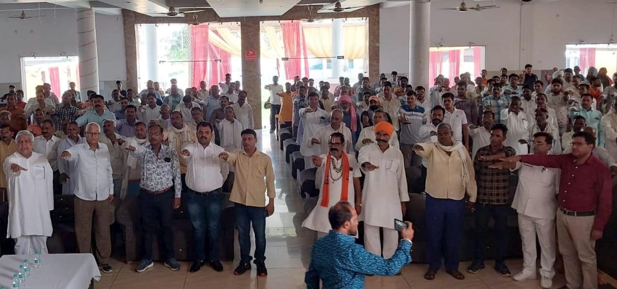चांदपुर में आयोजित कार्यक्रम में नशा मुक्ति की शपथ लेते शहरवासी। चांदपुर में आयोजित कार्यक्रम में नशा मुक्ति की शपथ लेते शहरवासी।