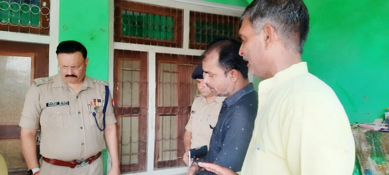 फोटो-17- घटना स्थल का निरीक्षण करते एसपी राजेश द्ववेदी फोटो-17- घटना स्थल का निरीक्षण करते एसपी राजेश द्ववेदी