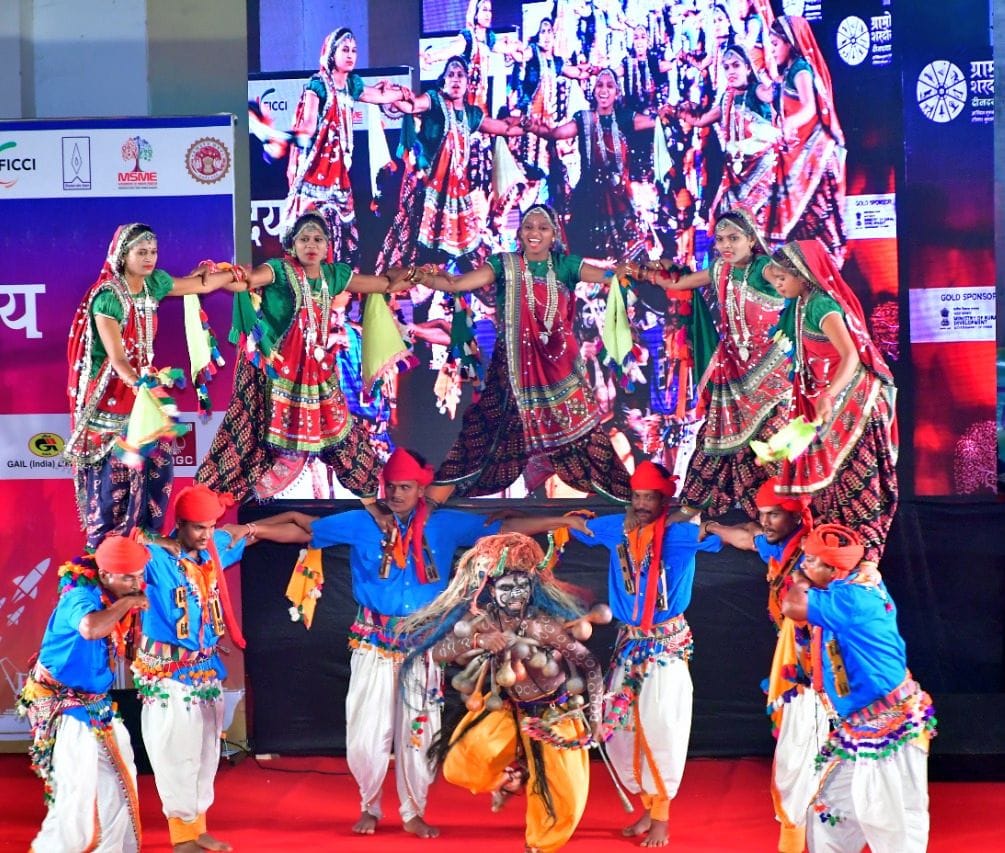 फोटो-2- भारत की सांस्कृतिक परम्पराओं को एक सूत्र में बांधने के नाटक का मंचन करते कलाकार। संवाद