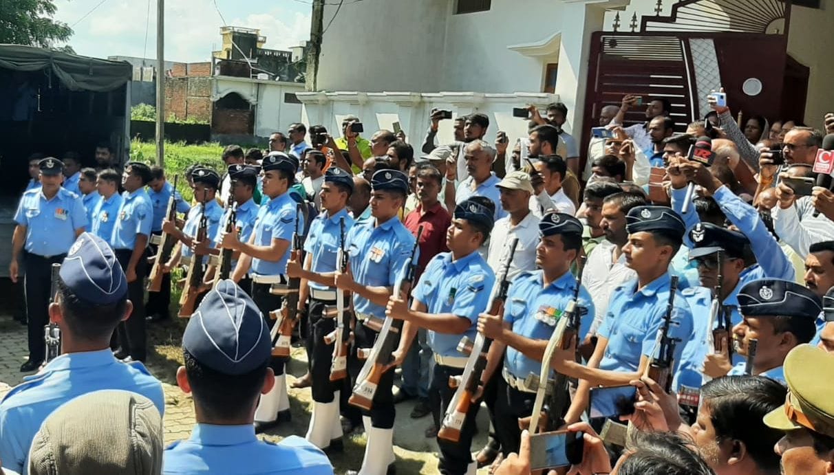 फोटो-20-गोंडा के भार्गव कॉलोनी में शहीद सैनिक को सलामी देते एयरफोर्स के जवान। -संवाद फोटो-20-गोंडा के भार्गव कॉलोनी में शहीद सैनिक को सलामी देते एयरफोर्स के जवान। -संवाद