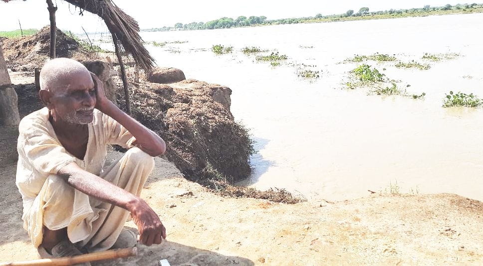 फोटो-28- बरहुली में रामगंगा नदी कटान से घर कटने की आशंका में परेशान 90 वर्षीय रामस्वरूप फोटो-28- बरहुली में रामगंगा नदी कटान से घर कटने की आशंका में परेशान 90 वर्षीय रामस्वरूप