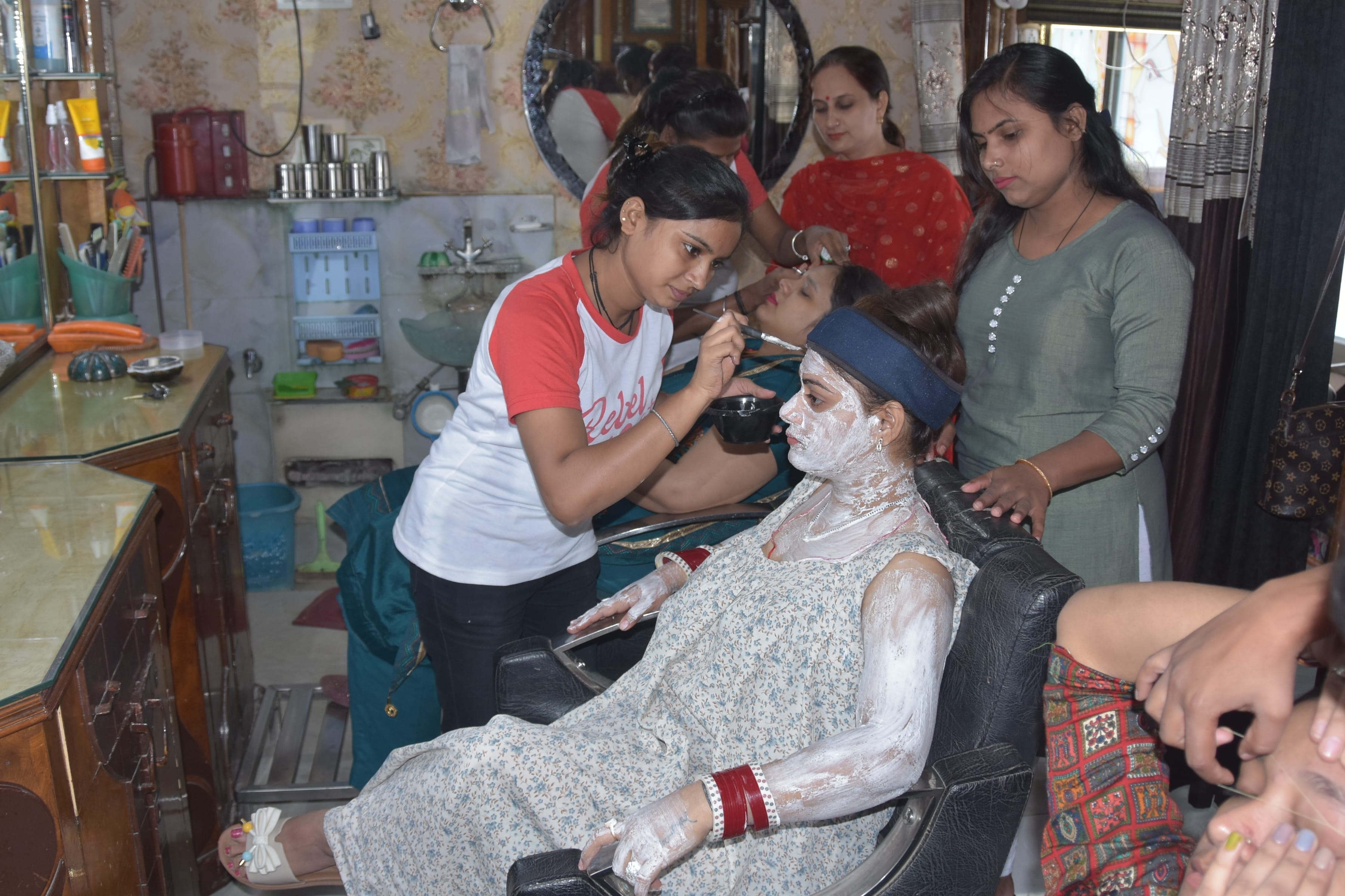 हकीकत नगर में ब्यूटी पार्लर करवा चौथ की तैयारियो में लगी सुहागने हकीकत नगर में ब्यूटी पार्लर करवा चौथ की तैयारियो में लगी सुहागने