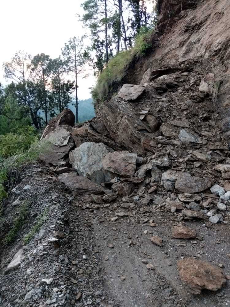 मलबा आने से बंद रीठा साहिब-रमक सड़क। संवाद