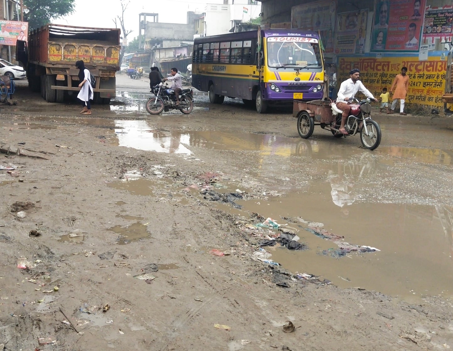 मेरठ करनाल हाईवे झिंझाना गाड़ी वाला चौक पर पुल के के नीचे भरा पानी।