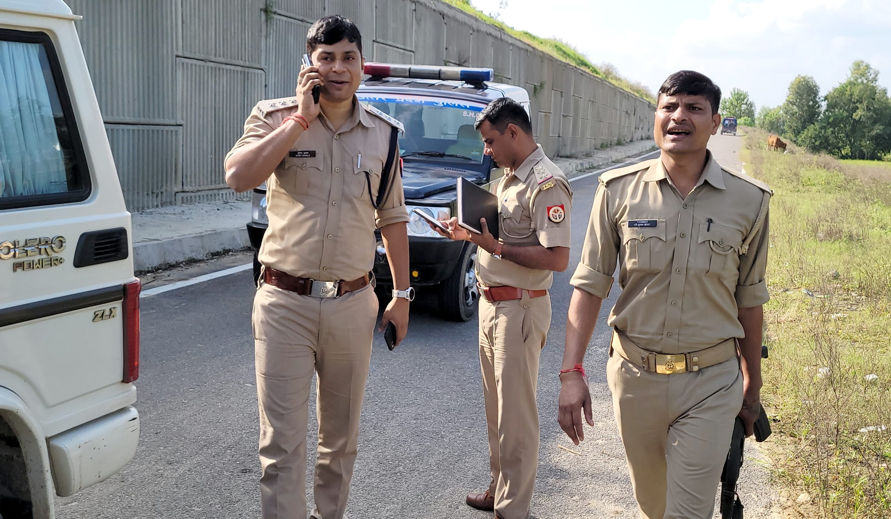 नगीना में लूट की घटना के बाद घटनास्थल का निरीक्षण करते सीओ व थाना प्रभारी। नगीना में लूट की घटना के बाद घटनास्थल का निरीक्षण करते सीओ व थाना प्रभारी।
