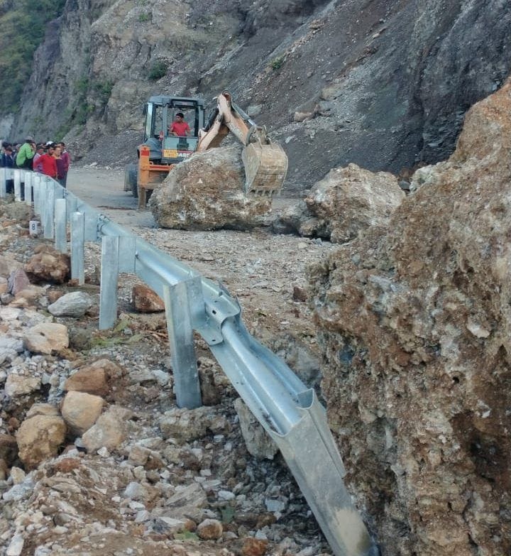 पिथौरागढ़-घाट एनएच में सड़क पर गिरे बोल्डर। संवाद पिथौरागढ़-घाट एनएच में सड़क पर गिरे बोल्डर। संवाद